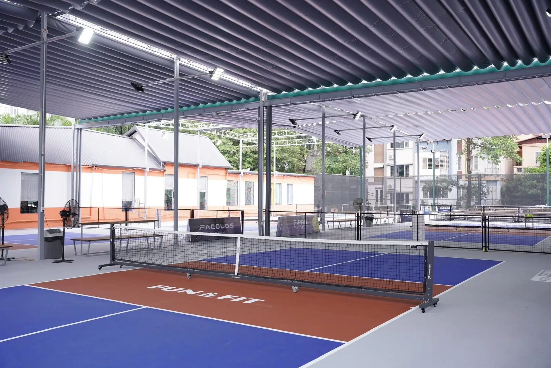 Người chơi thể thao trên sân